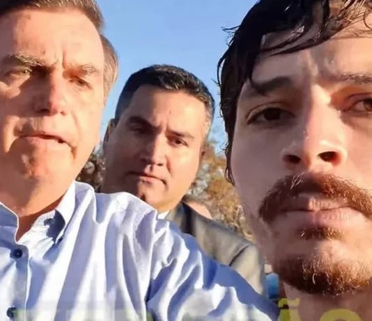 bolsonaro-e-chamado-de-tchutchuca-do-centrao-e-tenta-tomar-celular-de-youtuber