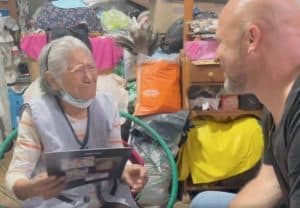 resilienciamag.com - Homem viaja mais de 8 mil km para reencontrar a babá que cuidou dele há 45 anos