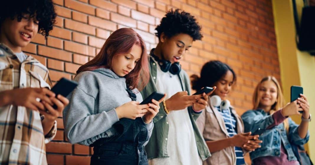 Polícia emite alerta sobre códigos suspeitos no celular dos jovens